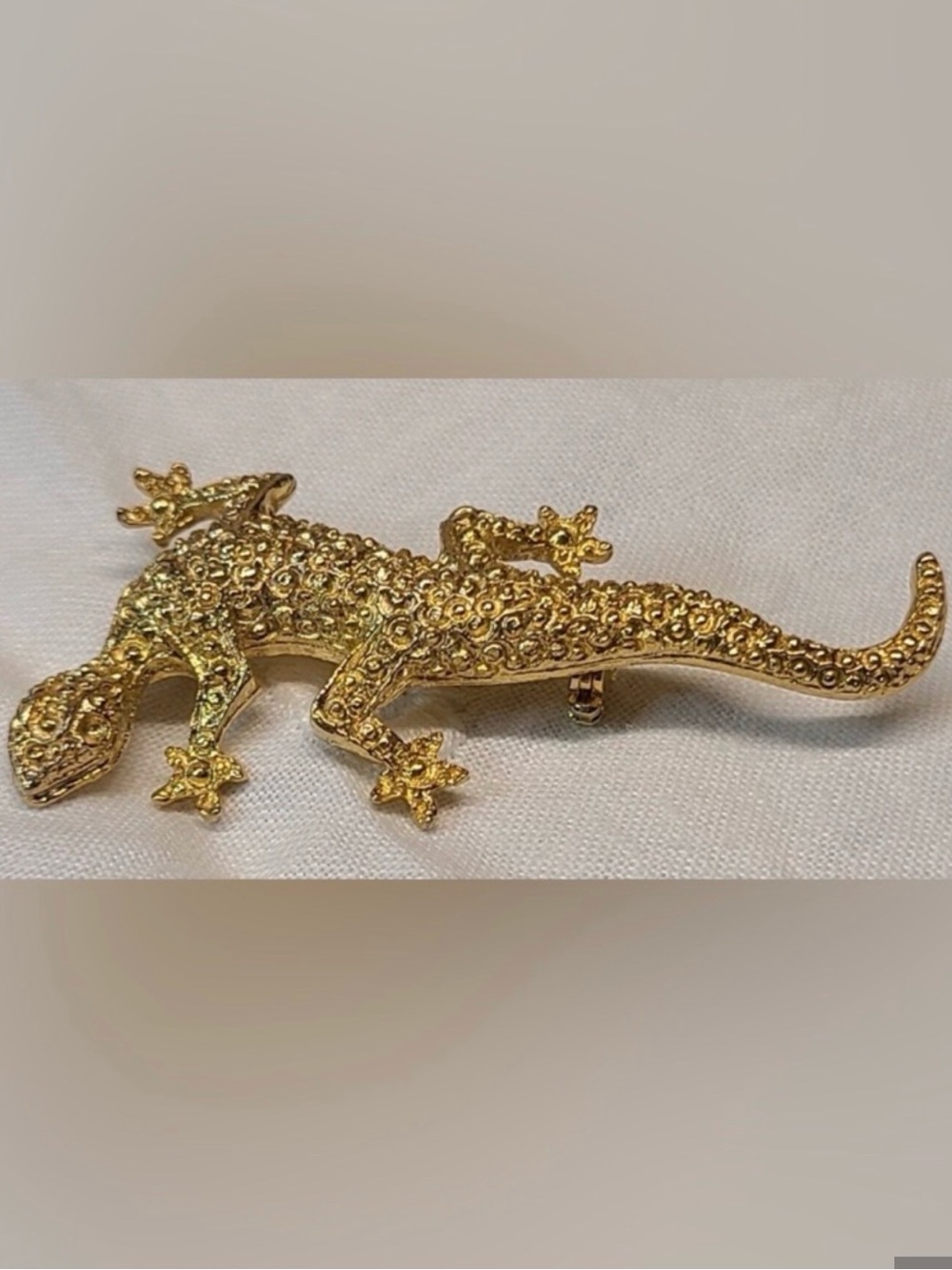 Gold Gecko Reptile Brooch - Decorative Pet-Inspired Pin - Picture 6 of 10
